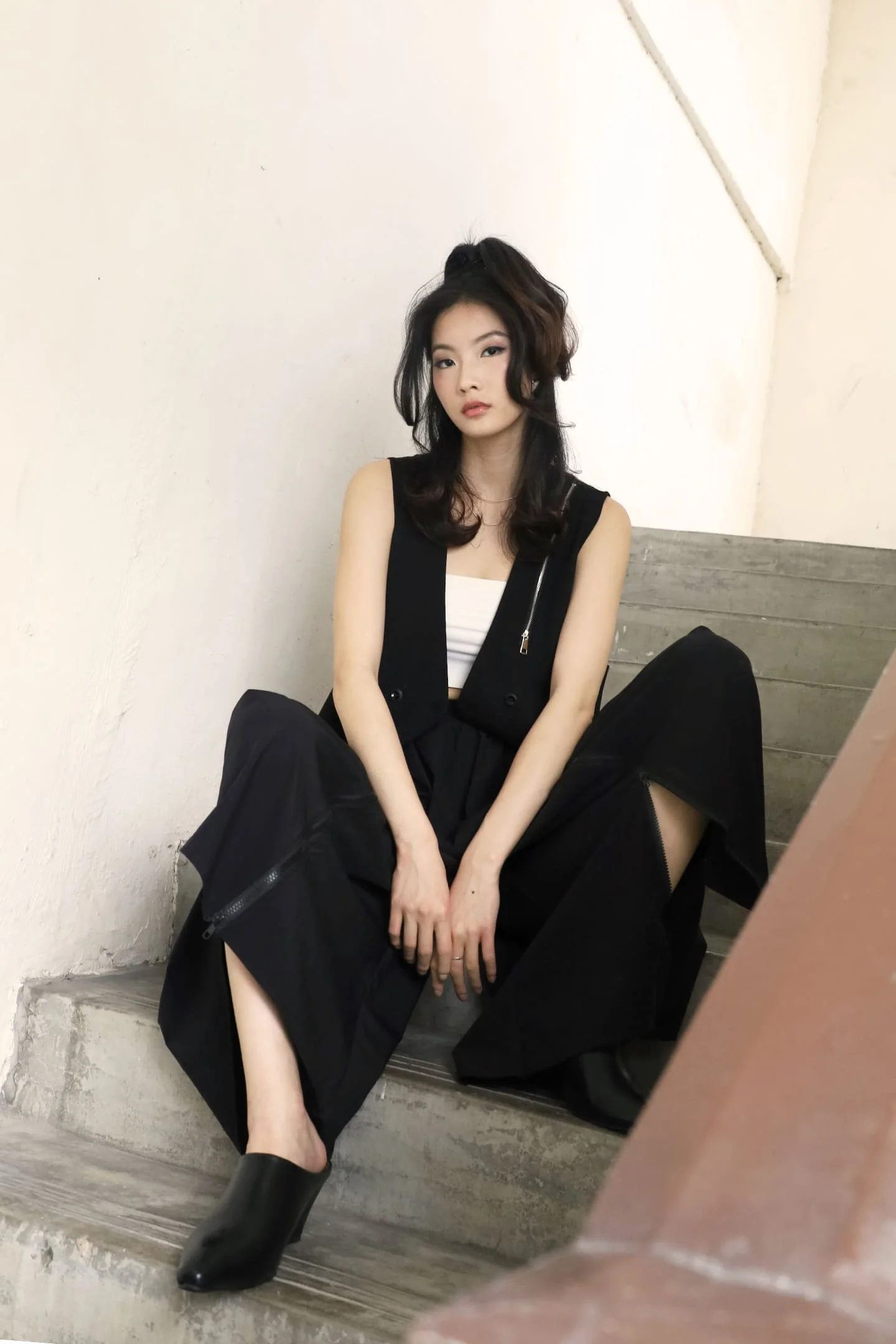 CHOSEN &ndash; Joo Zipper Vest in Black